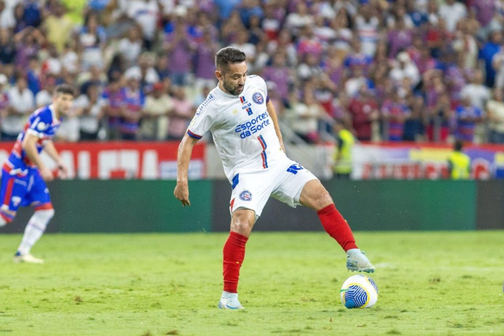 Meia Everton Ribeiro em jogo do Bahia no Brasileirão