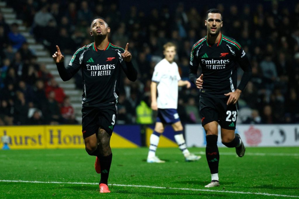 Atacante Gabriel Jesus comemora gol pelo Arsenal na Carabao Cup