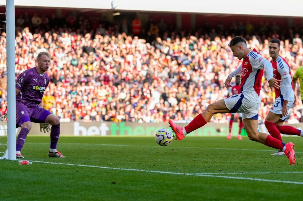 Atacante Gabriel Martinelli fazendo o segundo gol do Arsenal contra o Southampton na Premier League