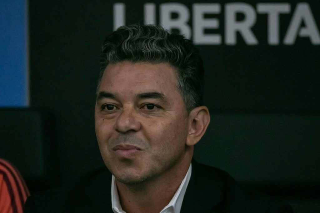 Técnico Marcelo Gallardo no banco de reservas do River Plate