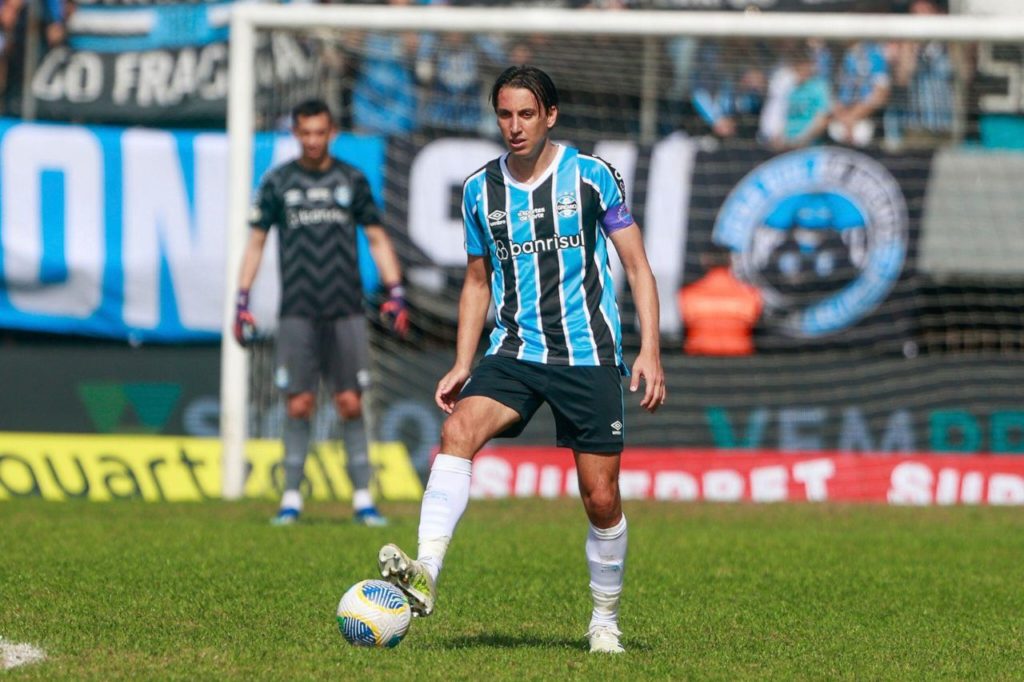 Zagueiro Pedro Geromel em jogo do Grêmio no Brasileirão