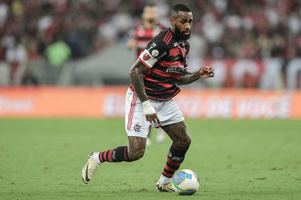 Meia Gerson em jogo do Flamengo conduzindo a bola