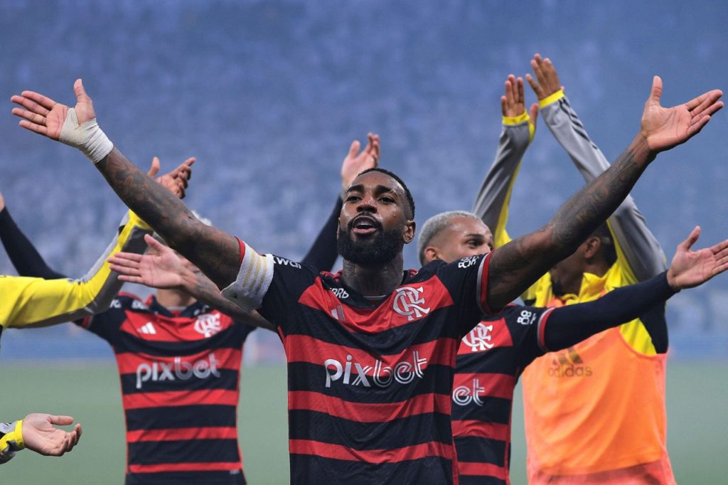 Gerson comemora a classificação do Flamengo após empate com o Corinthians pela Copa do Brasil