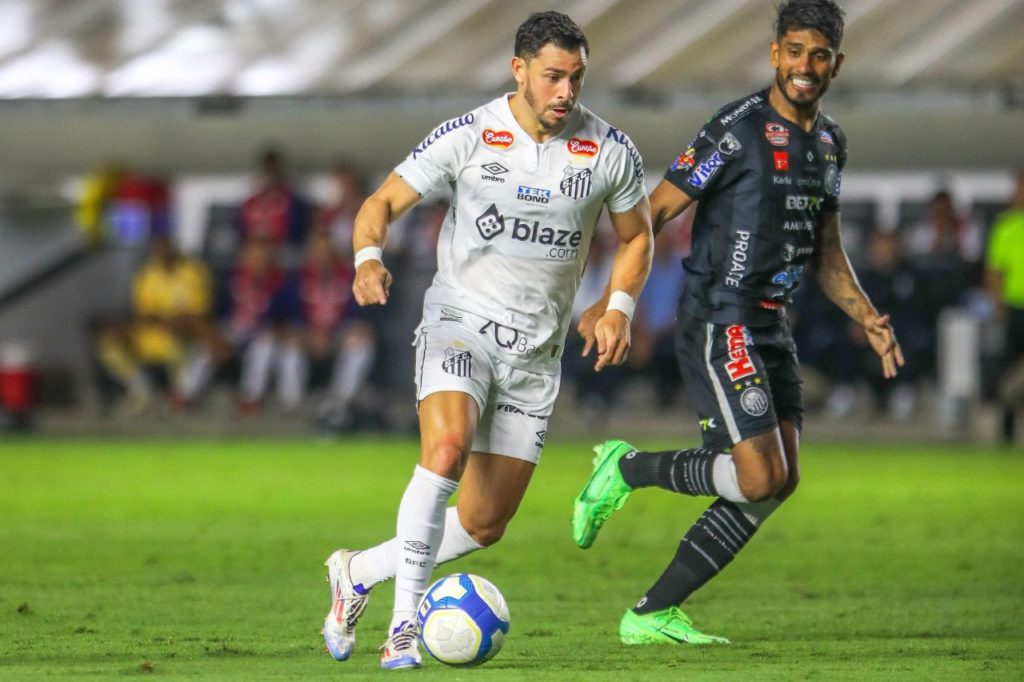 Meia Giuliano em jogo do Santos na Série B do Brasileiro