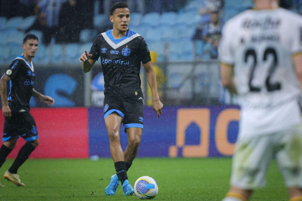 Zagueiro Gustavo Martins em jogo do Grêmio no Brasileirão