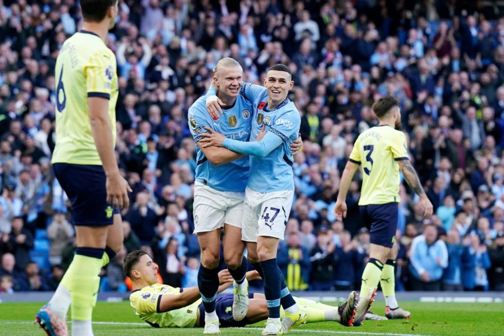 Haaland e Foden comemorando gol do Manchester City na Premier League