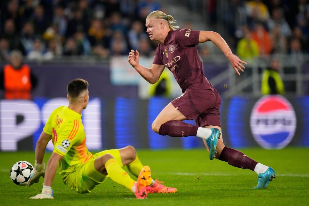 Haaland marcando gol pelo Manchester City na vitória sobre o Slovan Bratislava pela Liga dos Campeões