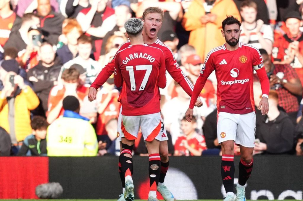 Hojlund comemora com Garnacho o gol da vitória de virada do Manchester United