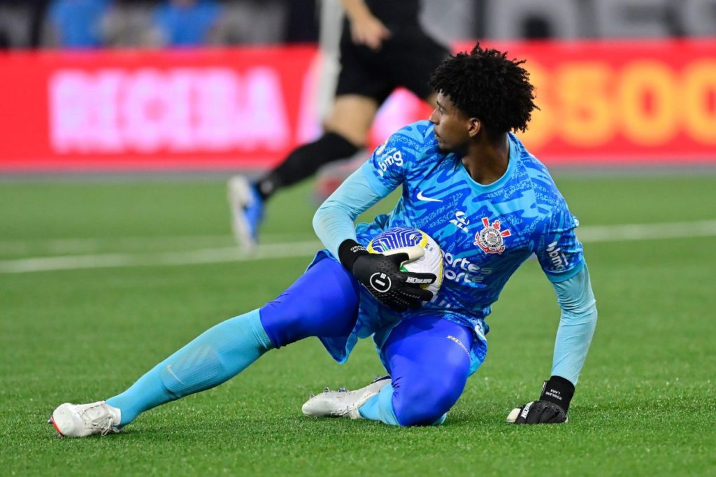 Goleiro Hugo Souza em jogo do Corinthians no Brasileirão