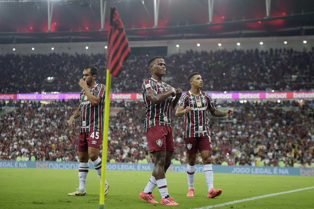 Arias comemora com os companheiros de Fluminense na vitória sobre o Flamengo pelo Brasileirão