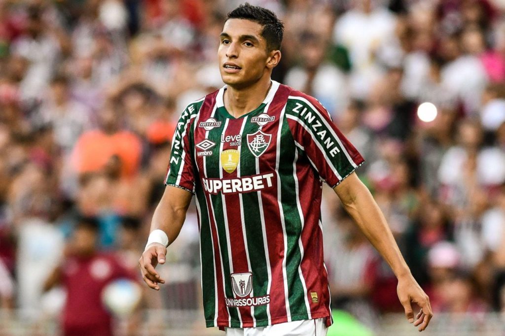 Atacante Kevin Serna em jogo do Fluminense no Brasileirão