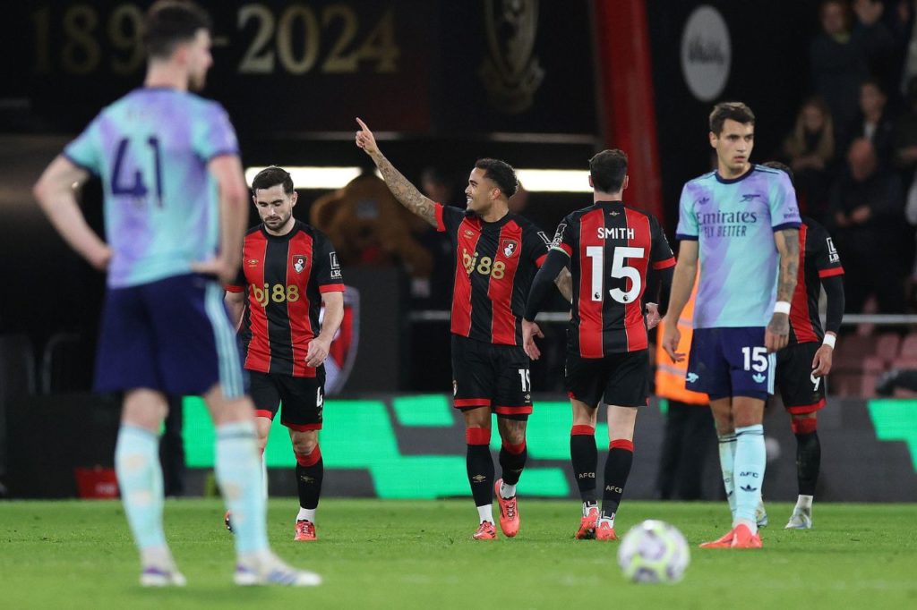 Kluivert comemora gol do Bournemouth em cima do Arsenal pelo Campeonato Inglês