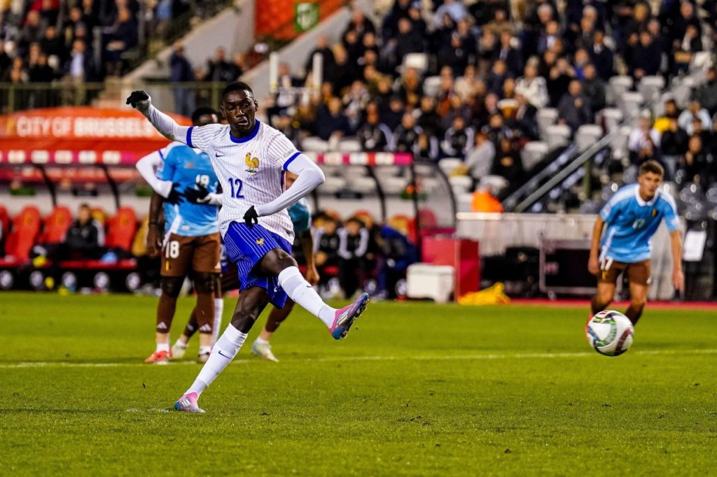 Atacante Kolo Muani marca de pênalti para a França no jogo contra a Bélgica