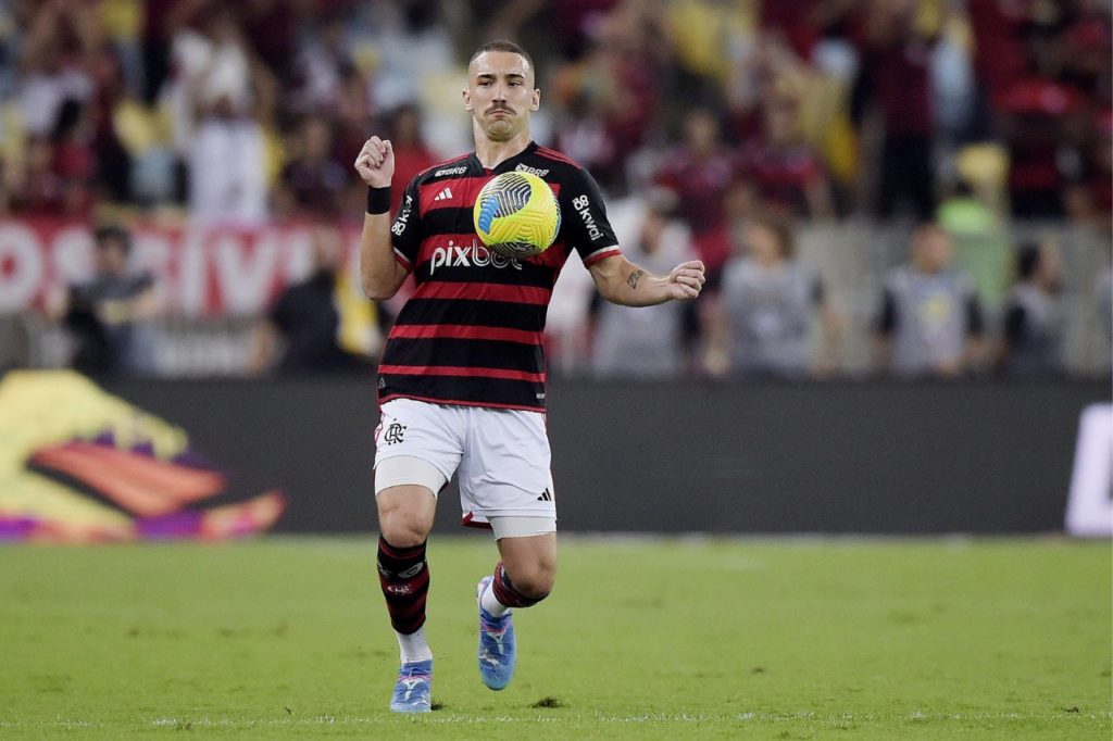 Zagueiro Léo Ortiz em jogo do Flamengo no Maracanã