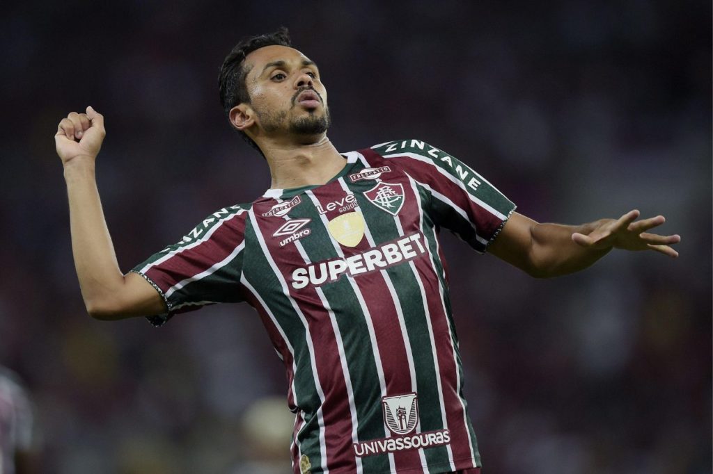 Meia Lima comemorando gol pelo Fluminense no Brasileirão