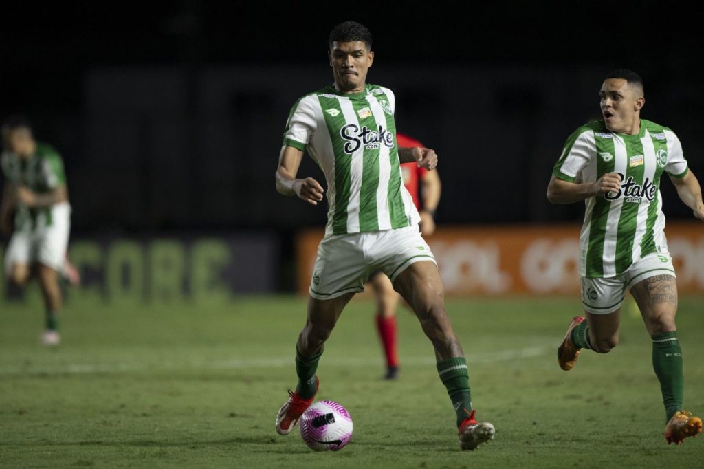 Atacante Lucas Barbosa em jogo do Juventude no Brasileirão