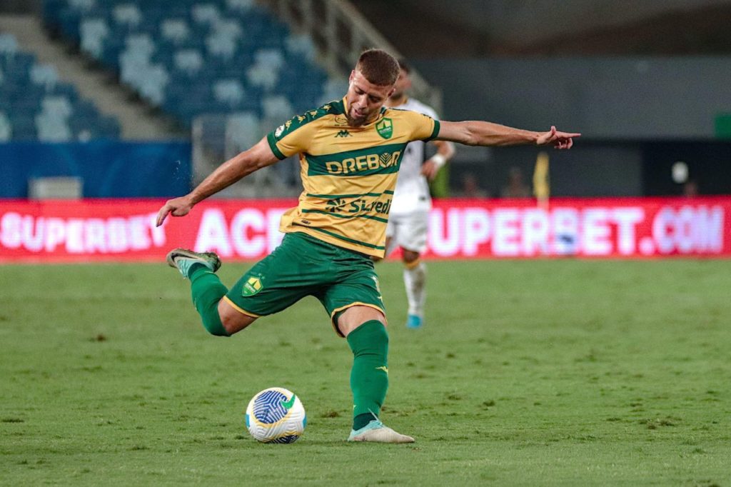 Meia Lucas Fernandes em jogo do Cuiabá no Brasileirão