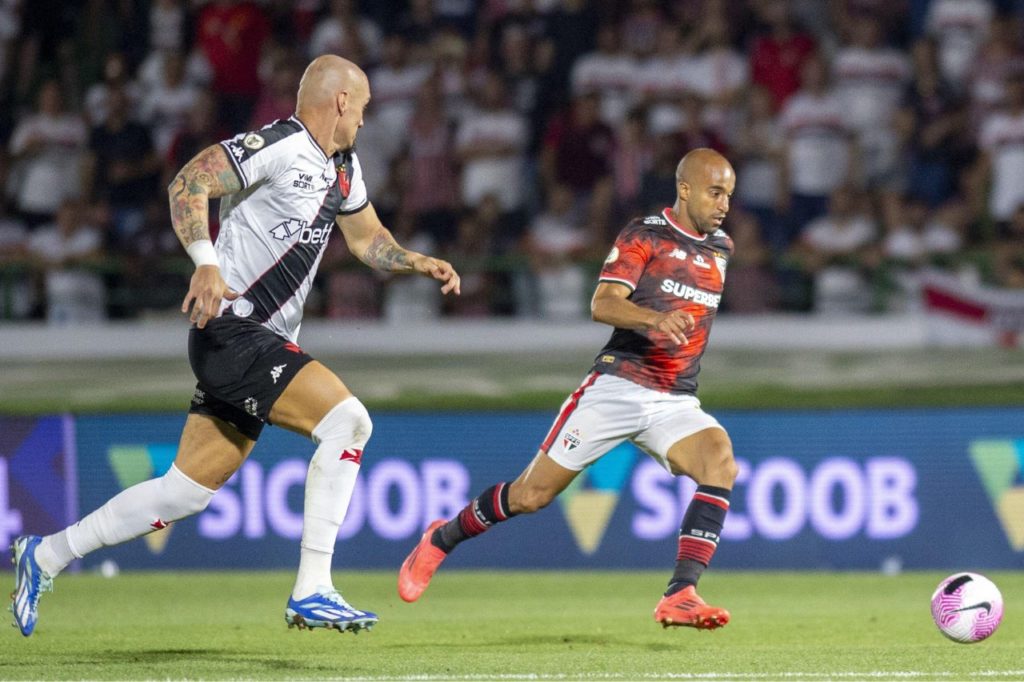 Atacante Lucas avança em cima de Maicon para marcar o segundo gol do São Paulo na vitória em cima do Vasco no Brinco de Ouro da Princesa