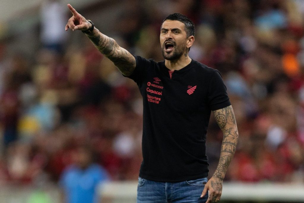 Técnico Lucho González no comando do Athletico Paranaense