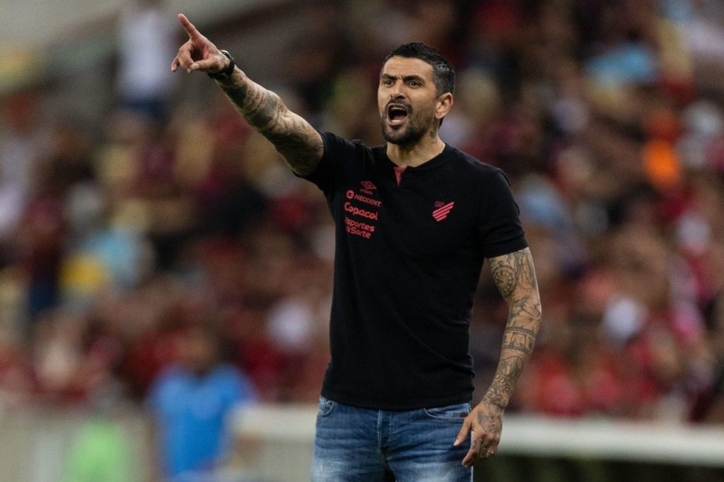 Técnico Lucho González no comando do Athletico Paranaense no Brasileirão