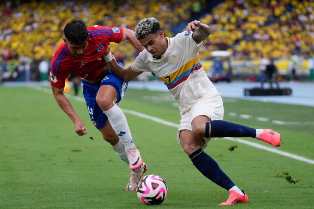 Atacante Luis Díaz em ação pela Colômbia na vitória em cima do Chile pelas Eliminatórias da Copa