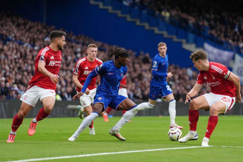 Noni Madueke em ação pelo Chelsea no empate com o Nottingham Forest no Inglês