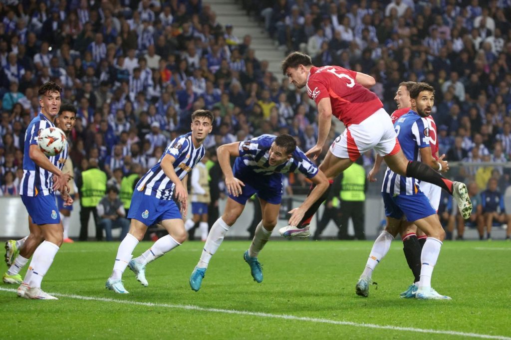 Zagueiro Harry Maguire marca de cabeça para garantir o empate do Manchester United com o Porto