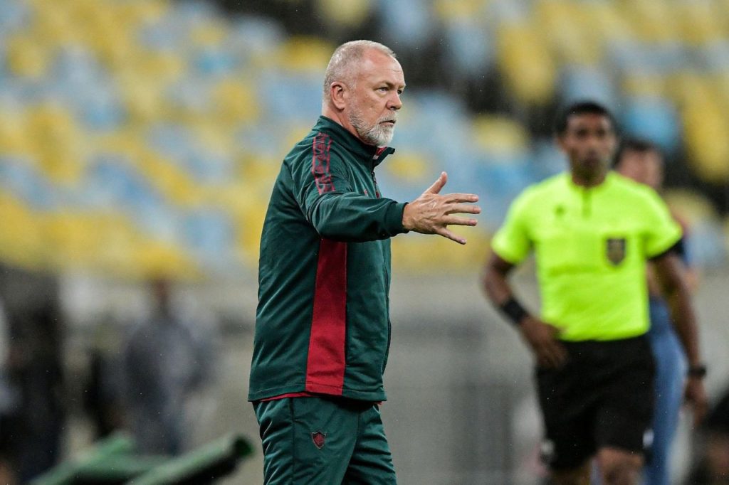 Técnico Mano Menezes no comando do Fluminense no Brasileirão