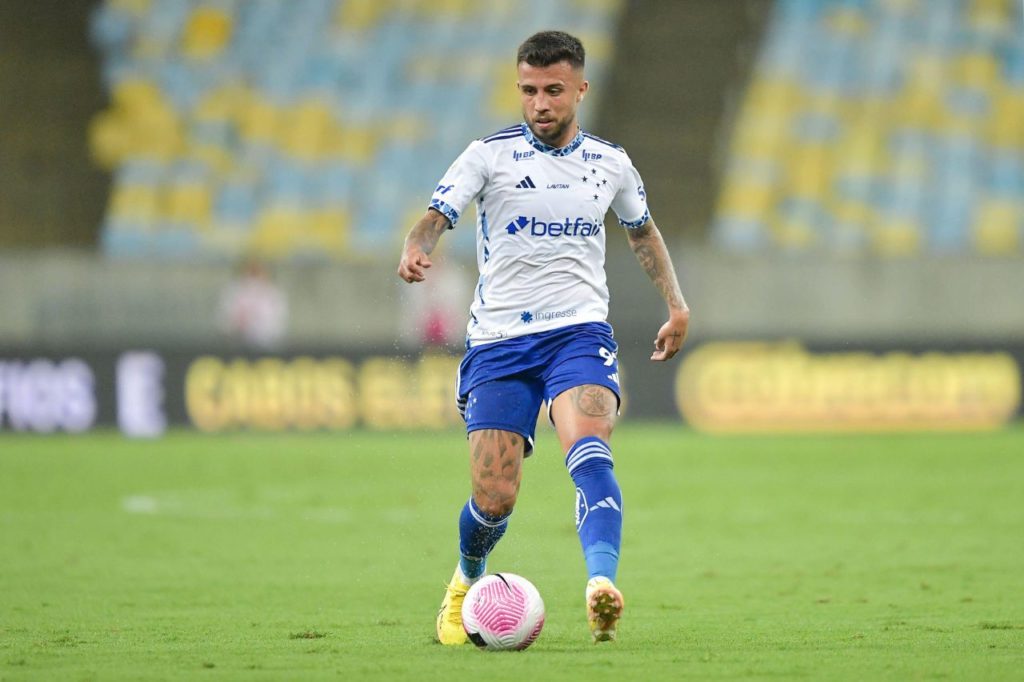 Volante Matheus Henrique em jogo do Cruzeiro pelo Brasileirão