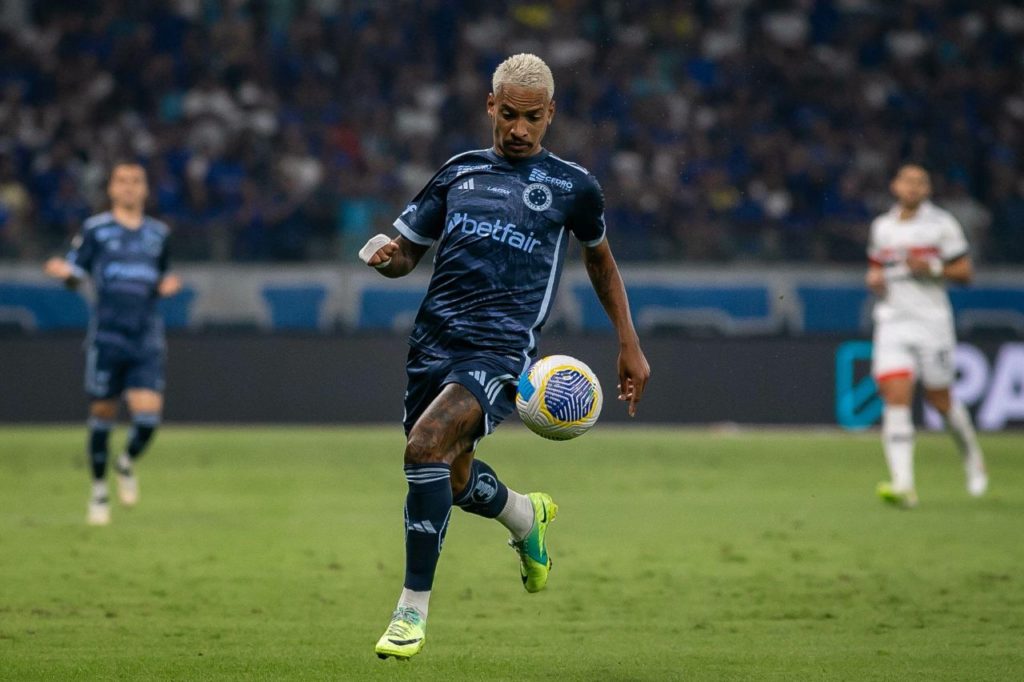 Meia Matheus Pereira em jogo do Cruzeiro no Brasileirão