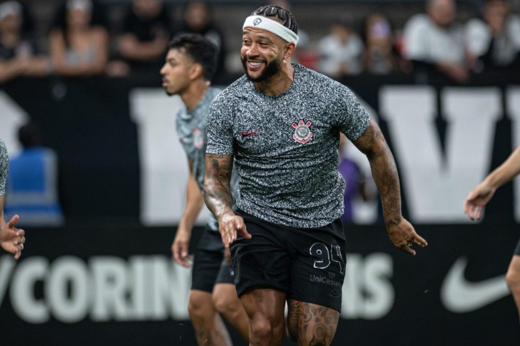 Memphis Depay em aquecimento do Corinthians