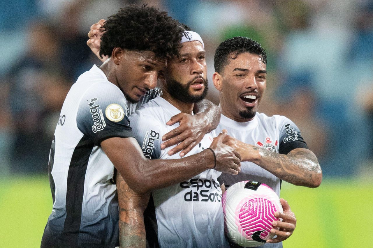 Corinthians vence Cuiabá com gol de Memphis Depay e sai do Z4