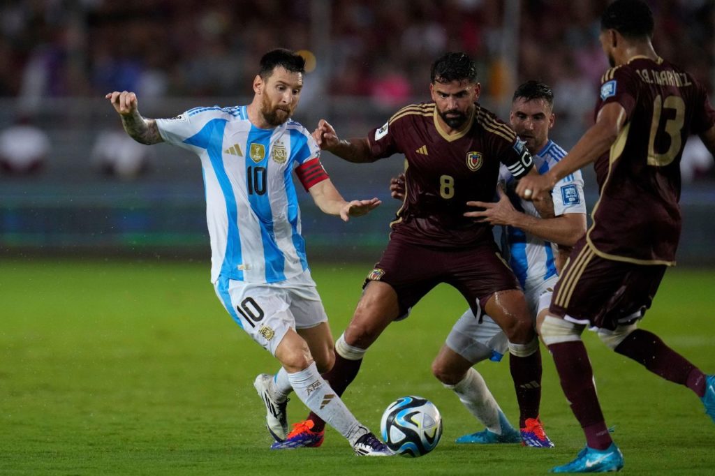 Lionel Messi em jogo da Argentina contra a Venezuela pelas Eliminatórias