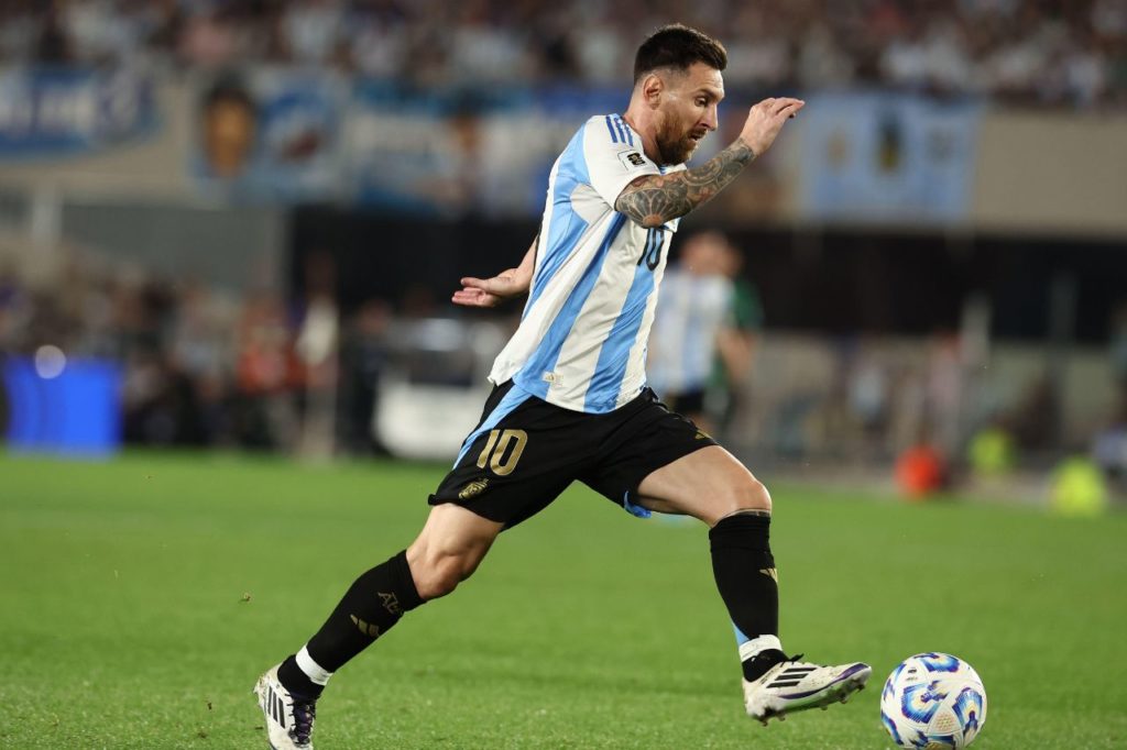 Lionel Messi conduzindo a bola no jogo entre Argentina e Bolívia