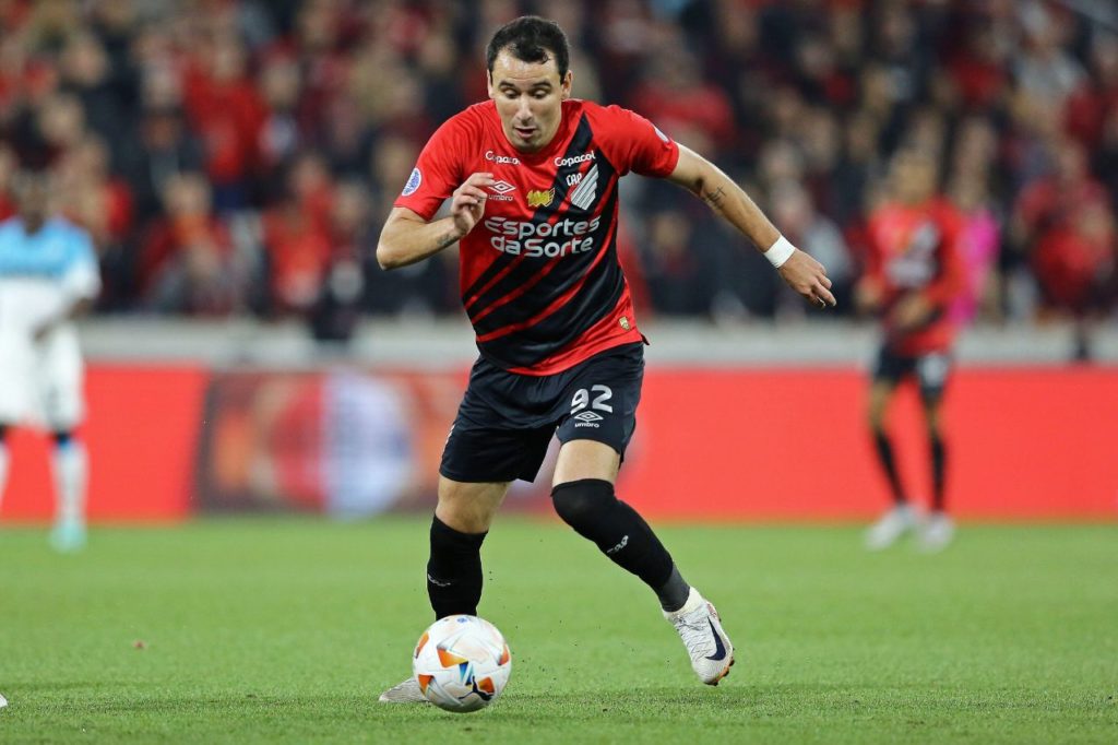 Centroavante Pablo em jogo do Athletico-PR no Campeonato Brasileiro