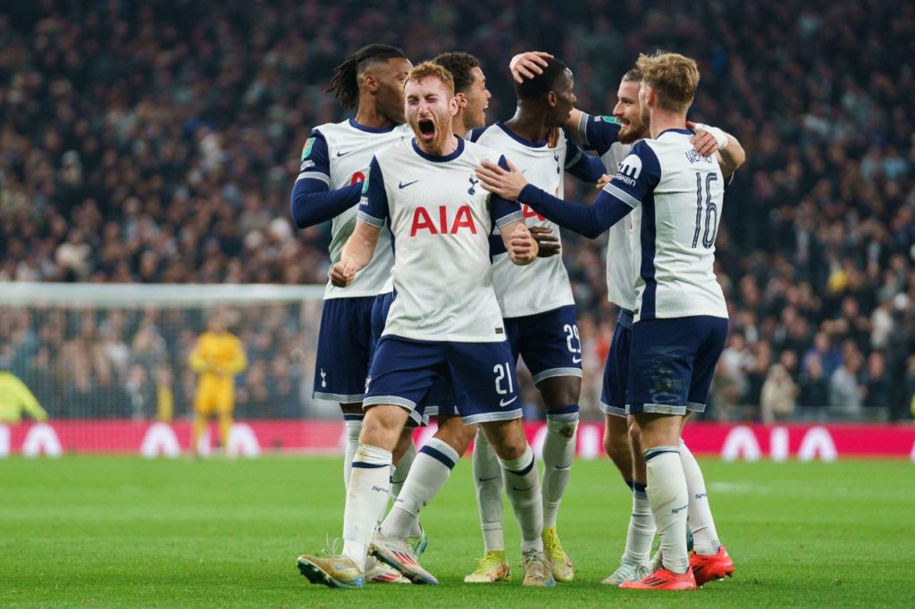 Sarr comemora com os jogadores do Tottenham na vitória sobre o Manchester City em Londres