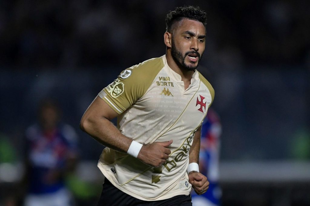 Meia Payet comemorando gol do Vasco em São Januário