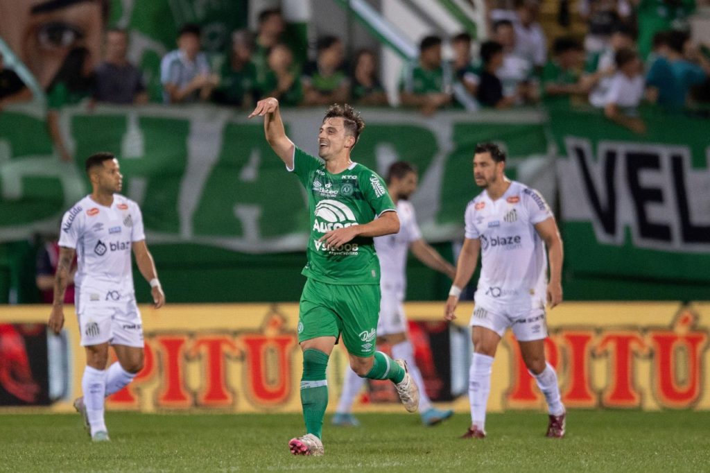 Rafael Carvalheira comemorando gol da Chapecoense na vitória sobre o Santos na Arena Condá