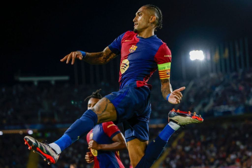 Atacante Rafinha comemorando gol pelo Barcelona em goleada na Liga dos Campeões