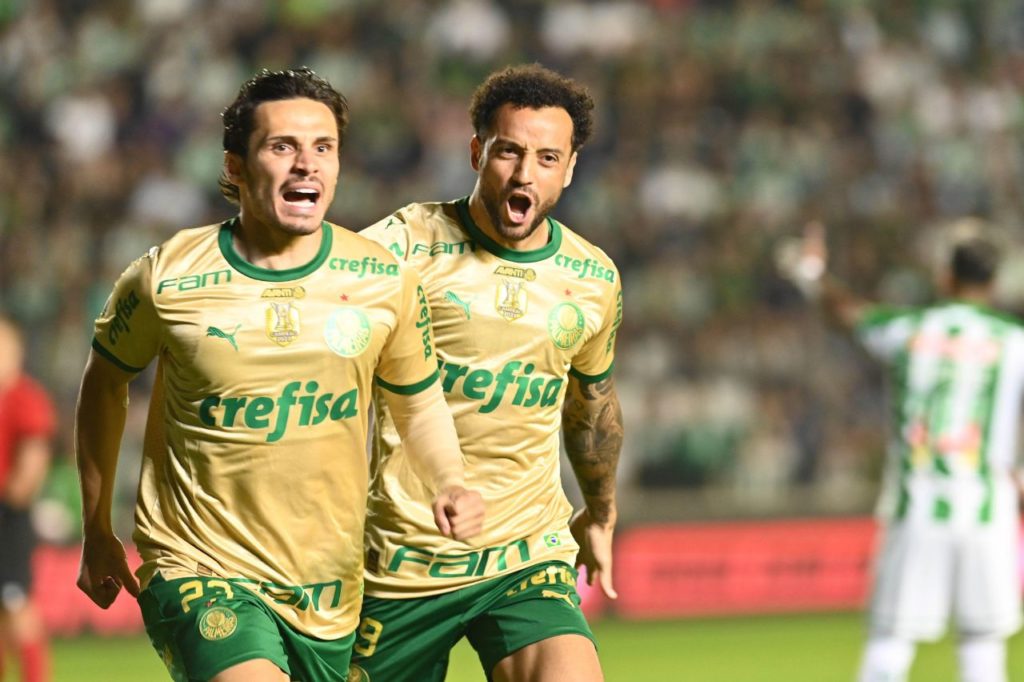 O meia Raphael Veiga comemora gol do Palmeiras ao lado de Felipe Anderson no Alfredo Jaconi