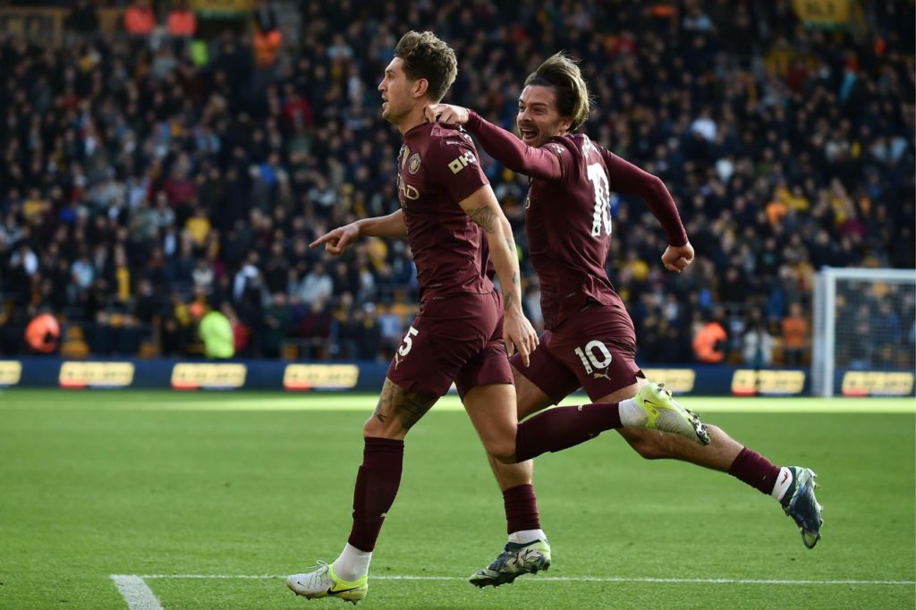 Stones comemora com Grealish o gol da vitória de virada do Manchester City em cima do Wolverhampton