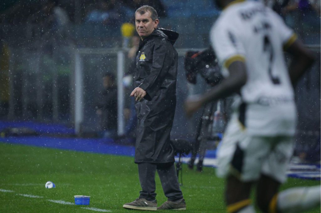 Técnico Cláudio Tencati no comando do Criciúma