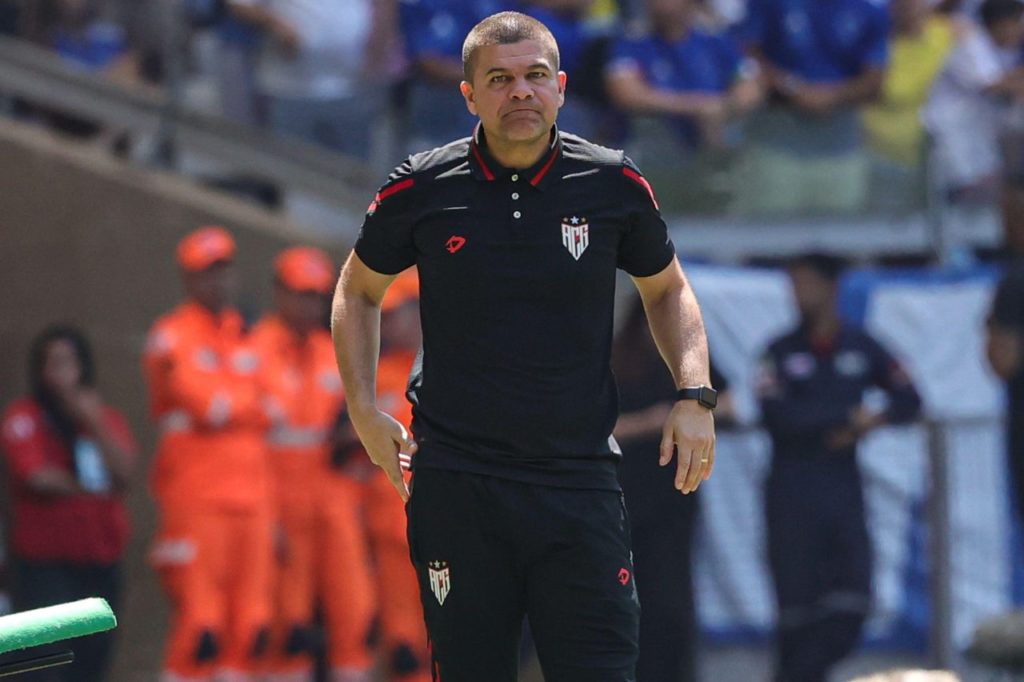 Técnico Umberto Louzer no comando do Atlético-GO