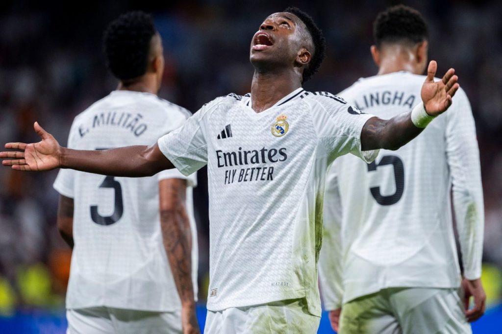 Atacante Vinicius Junior comemora gol pelo Real Madrid