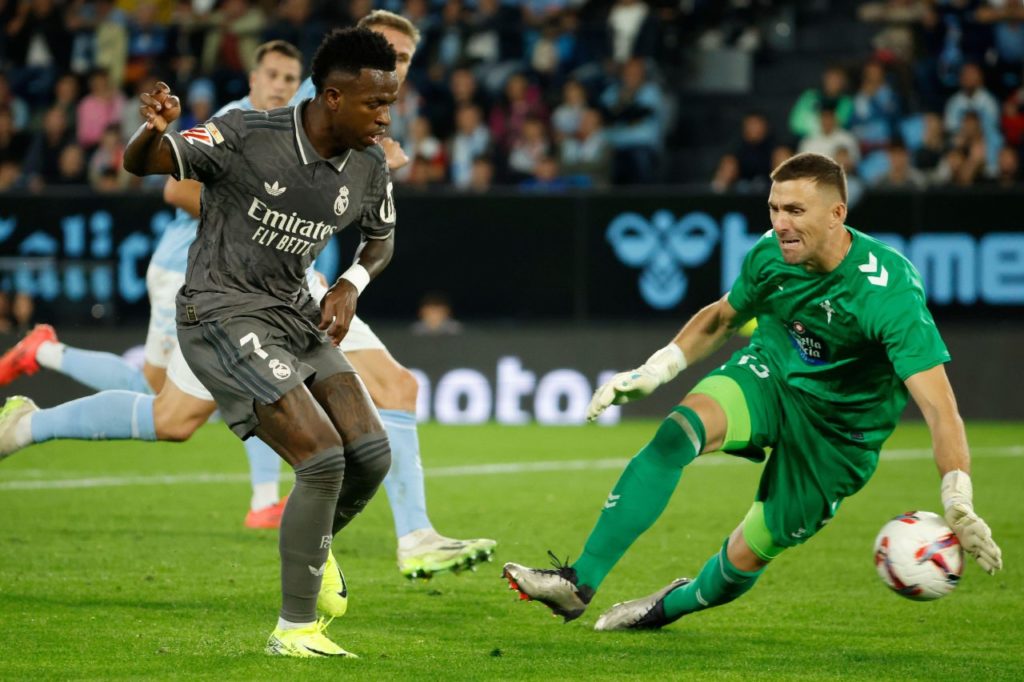 Vini Jr dribla o goleiro para marcar o gol da vitória do Real Madrid sobre o Celta pela La Liga