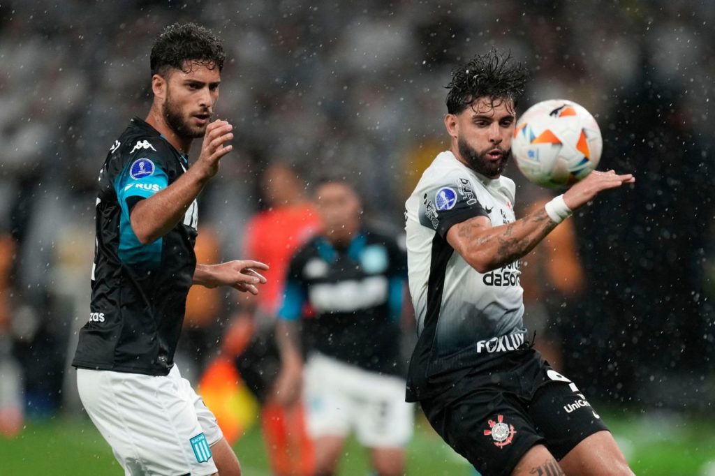 Atacante Yuri Alberto disputando bola com Marco Di Cesare no jogo entre Corinthians e Racing