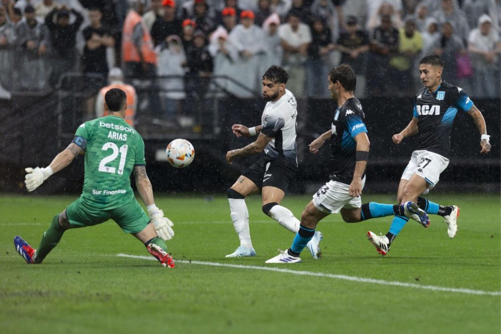 Atacante Yuri Alberto em jogo do Corinthians contra o Racing pela semifinal da Sul-Americana