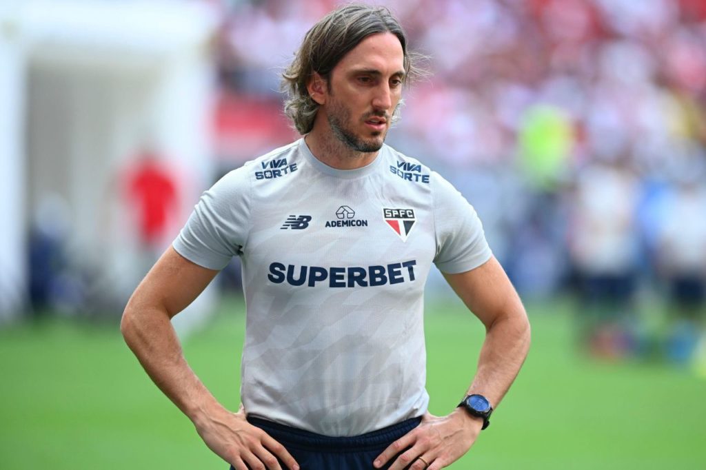 Técnico Luis Zubeldía no comando do São Paulo