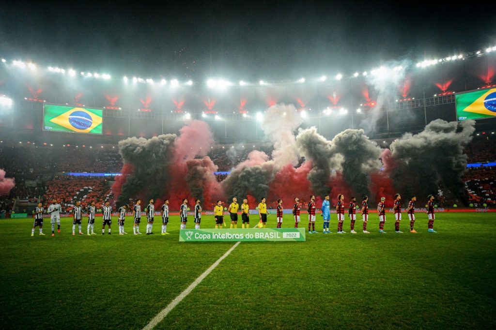 Jogadores de Flamengo e Atlético-MG perfilados antes do confronto entre os dois times pela Copa do Brasil de 2022.