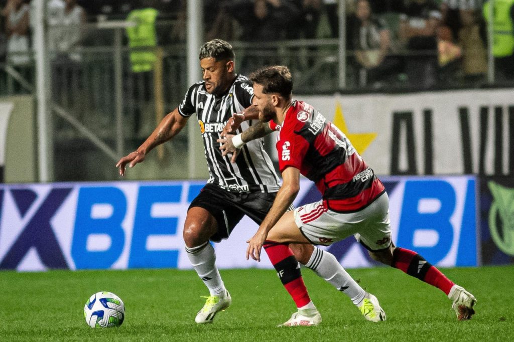 Hulk, do Atlético-MG, e Léo Pereira, do Flamengo, disputando a bola em um dos jogos entre Flamengo e Atlético-MG.